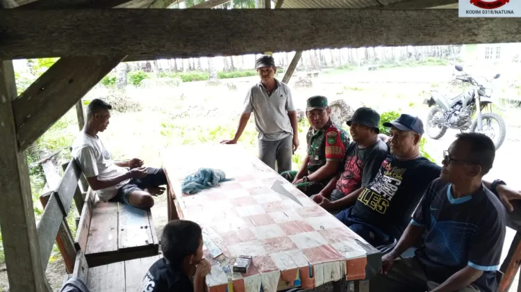 Babinsa Desa Air Putih Laksanakan Komsos Rutin Bersama Warga Desa Bina